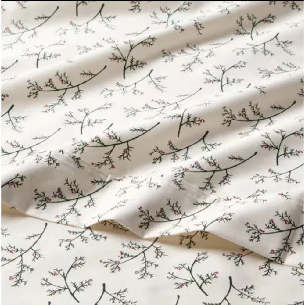 Full 400 Thread Count Holiday Performance Sheet Set Holly - Threshold - Picture 2 of 6